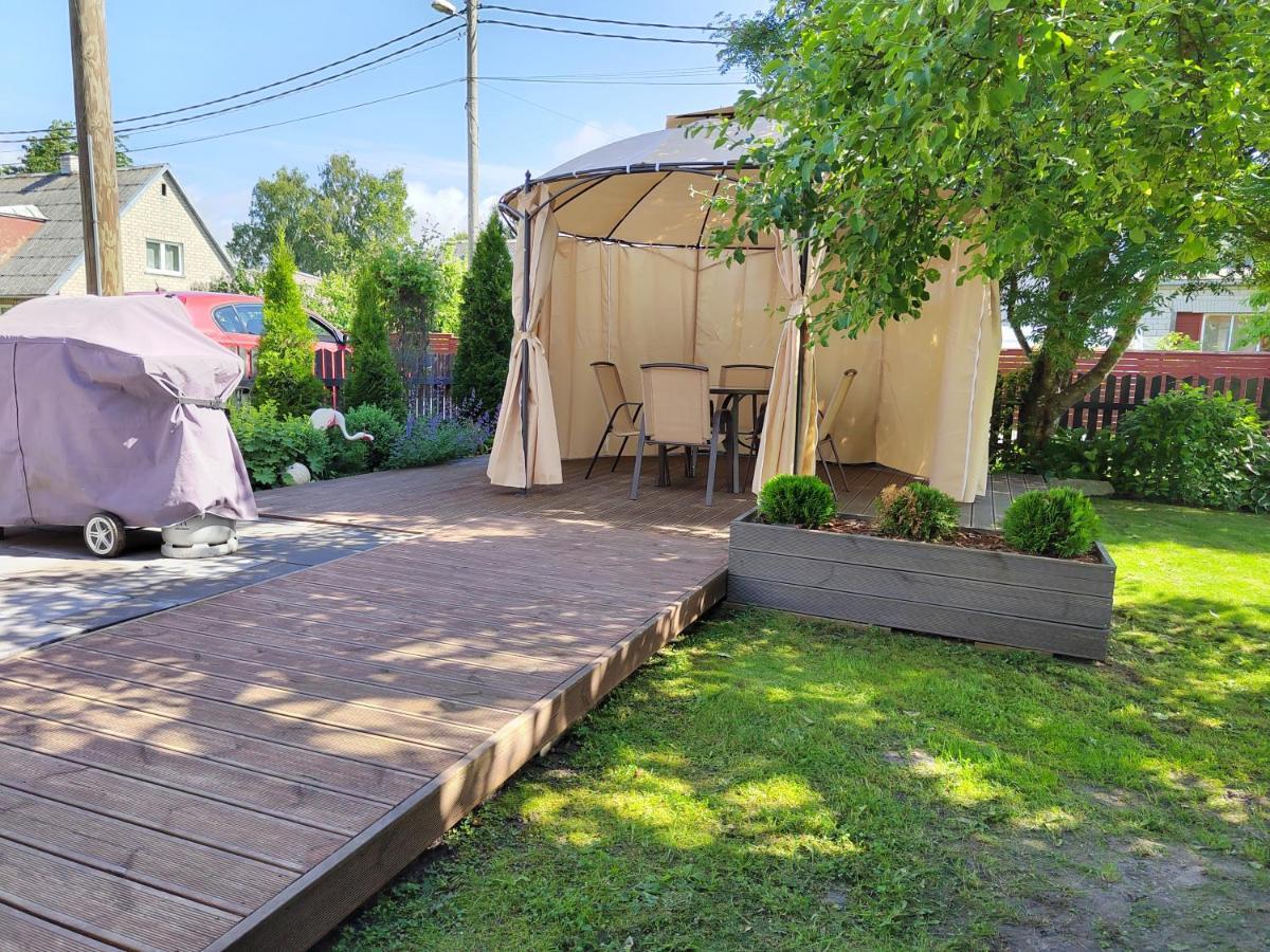 Apartment With Private Garden And Large Balcony Pärnu Exteriör bild
